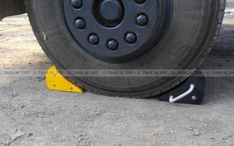 Chèn vặt nặng vào lốp trước và sau của bánh xe 