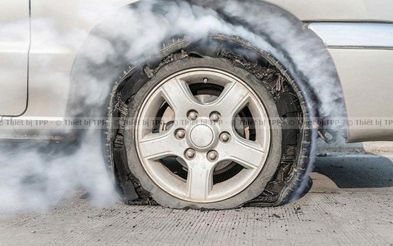 Cách xử lý nhanh khi xe bị nổ lốp 