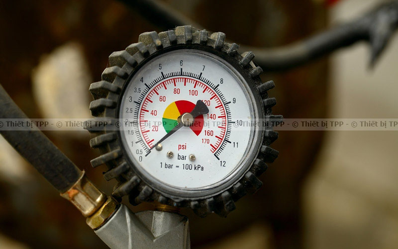 Đồng hồ đo áp suất lốp xe ô tô 